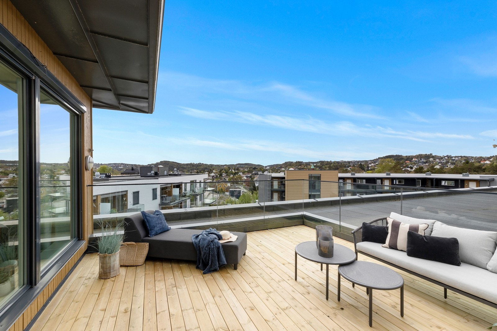 En sjelden sjanse, stor toppleilighet med utgang til solrik takterrasse, stor stue, 3 soverom og p.plass. Flott utsikt. Galleribilde