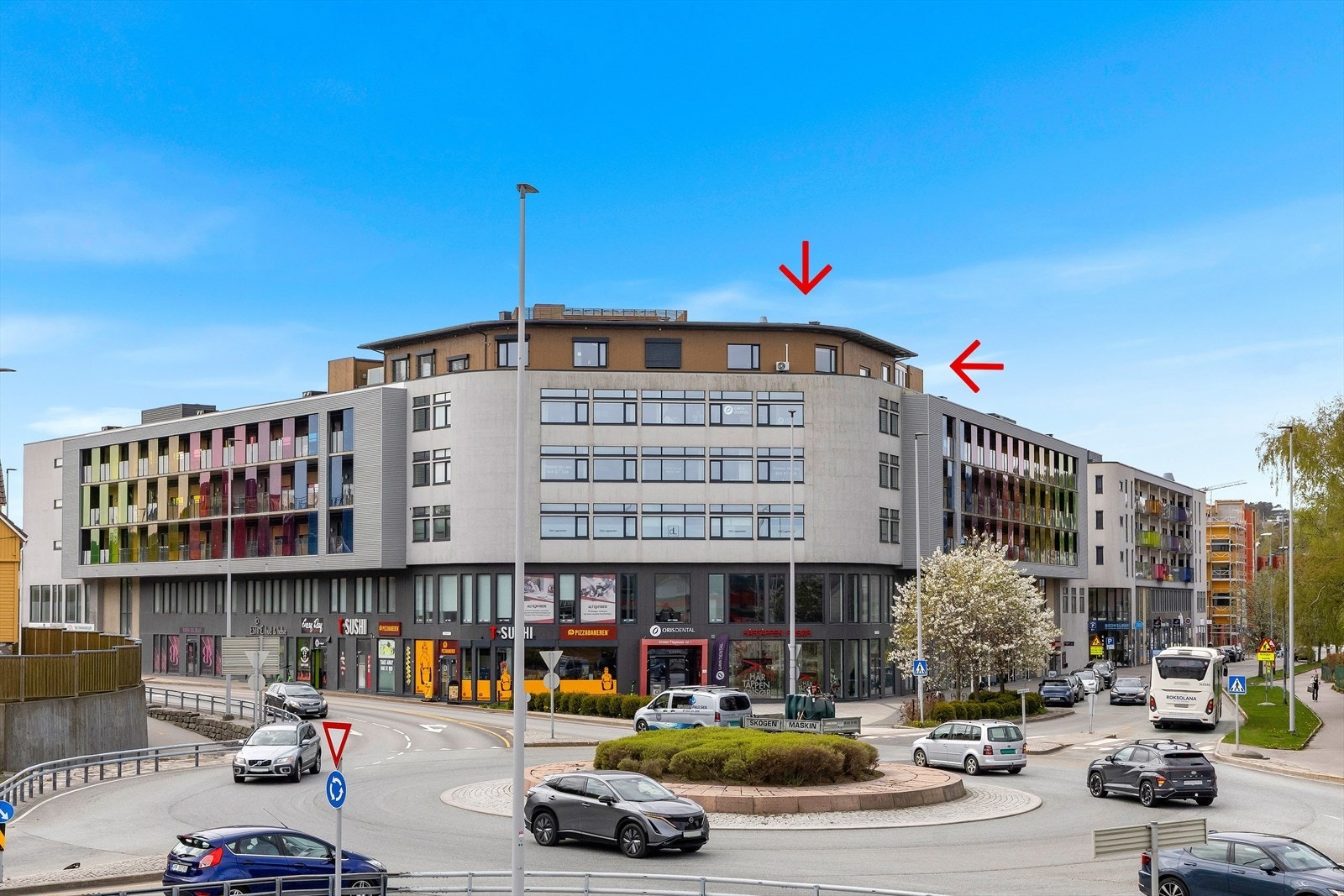 Eiendomsmegler Norge ved Kristian Lossius har gleden av å ønske deg velkommen til denne toppleiligheten i Kirsten Flagstads vei 1! Galleribilde