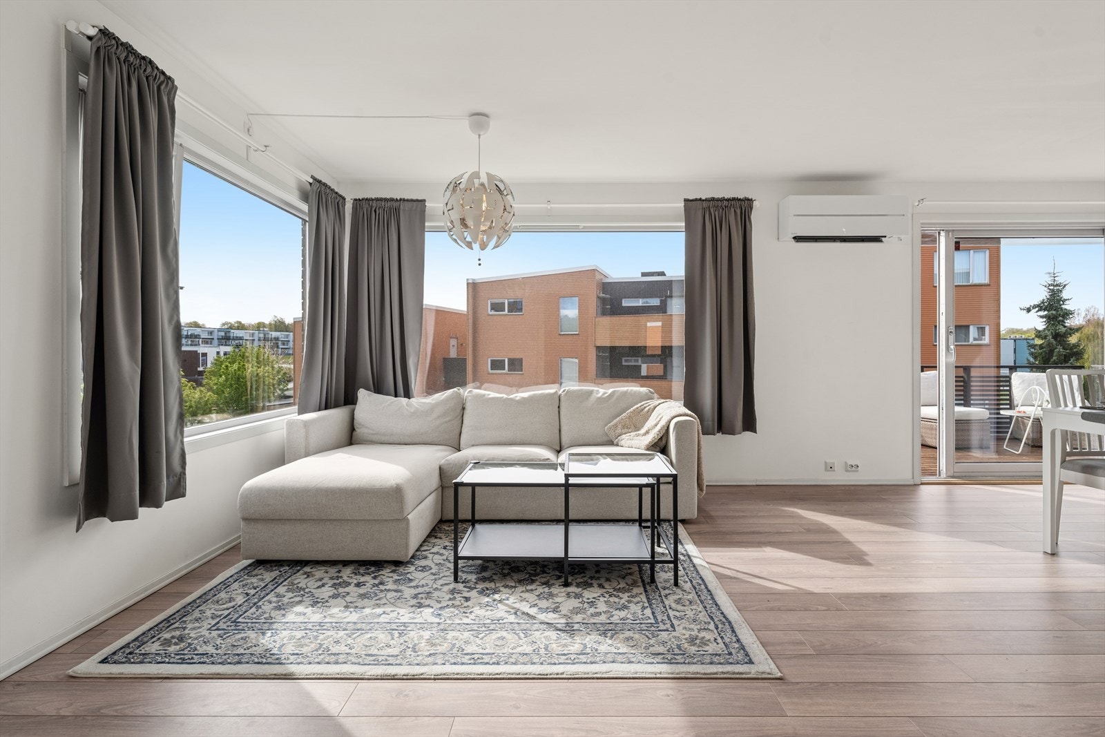 Stuen er utstyrt med en varmepumpe fra 2019 som sørger for god og jevn varme. Galleribilde