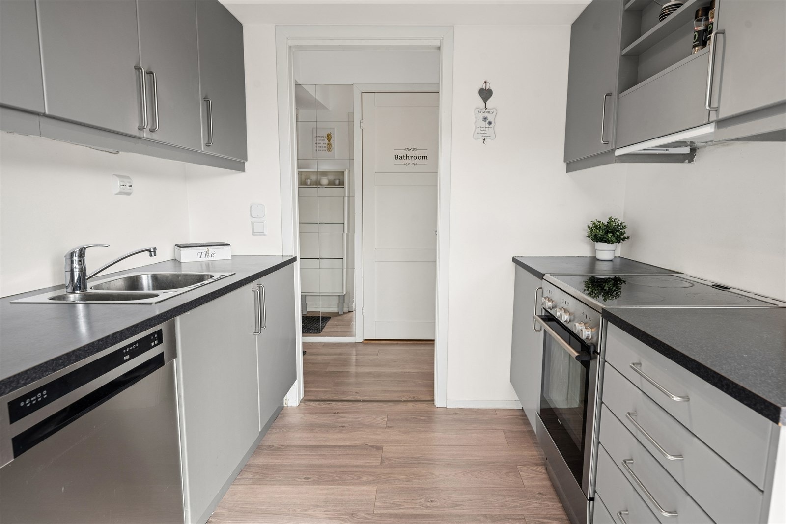 Kjøkkenet er ellers utstyrt med frittstående kjøleskap, oppvaskmaskin, komfyr og kjøkkenventilator med avtrekk via balansert ventilasjonsanlegg. Galleribilde