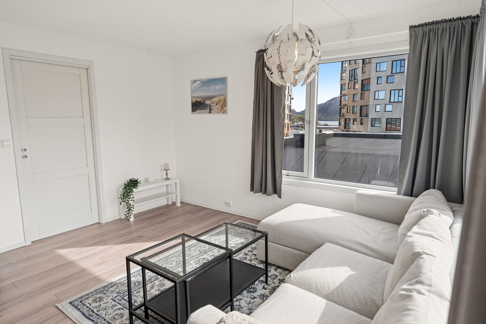 I stuen har man rom for å møblere med både sofa og spisegruppe. Galleribilde