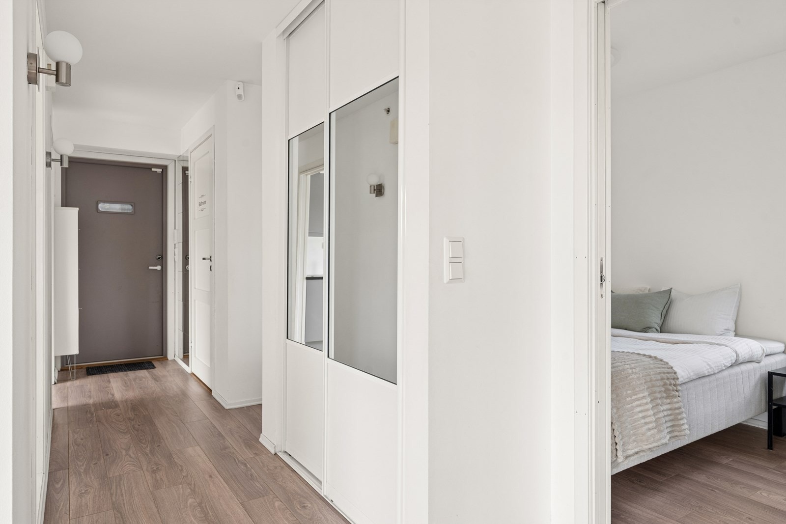 Man ønskes velkommen inn i en lys entré utstyrt med skyvedørsgarderobe hvor man har god plass til å henge fra seg yttertøy og sko. Galleribilde