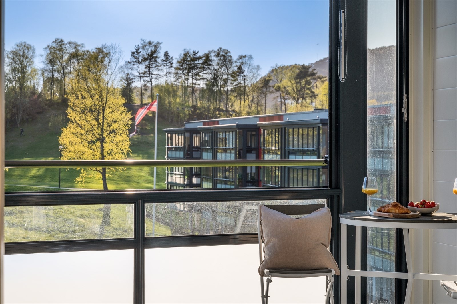 - Nyt morgensol inn på soverommet og ettermiddagssol inn på balkong fra ca kl. 14 til ca kl. 21 - Galleribilde