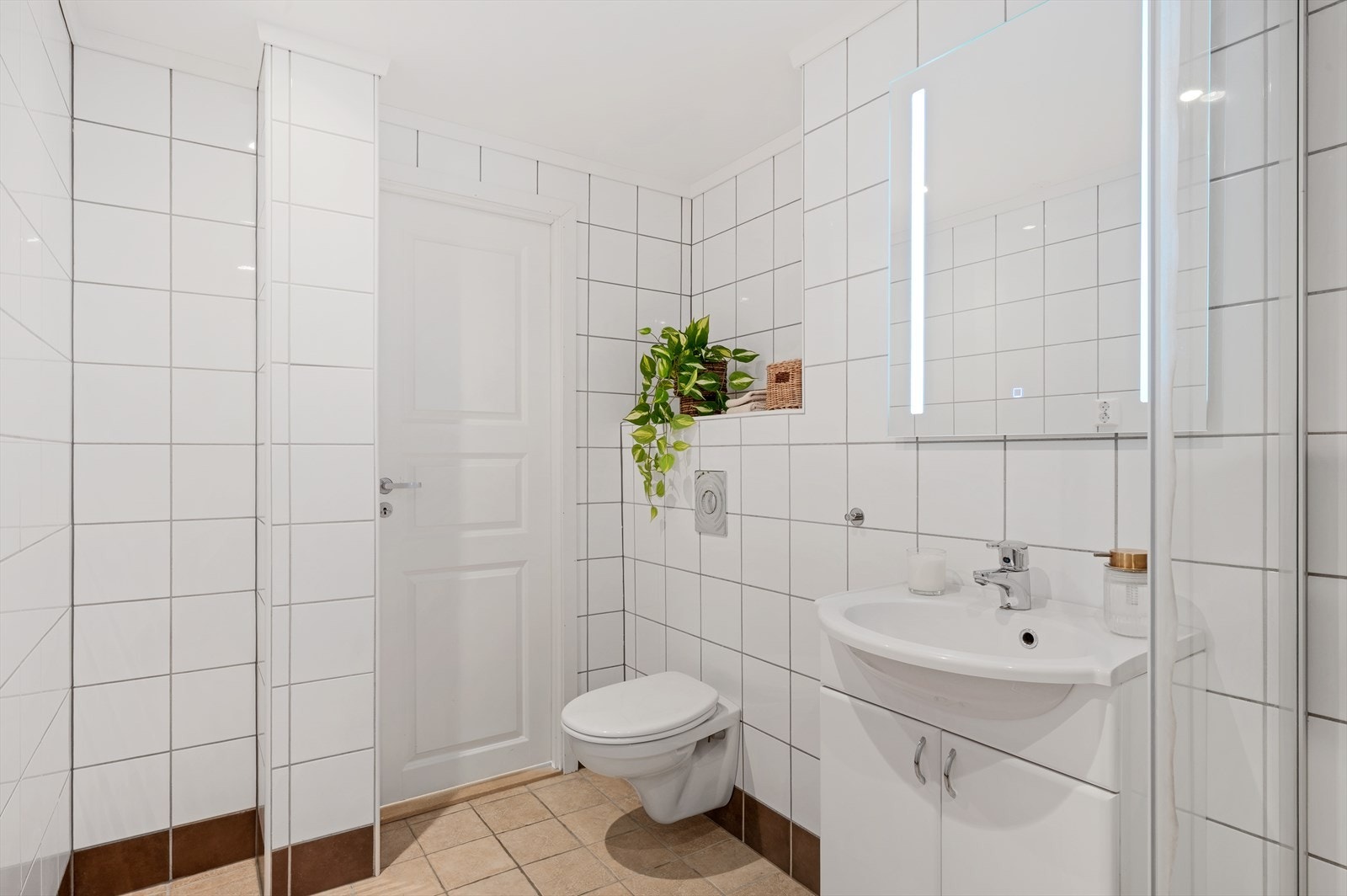 - Badet inneholder et vegghengt toalett, bankeskap m/ servant og dusjhjørne - Galleribilde