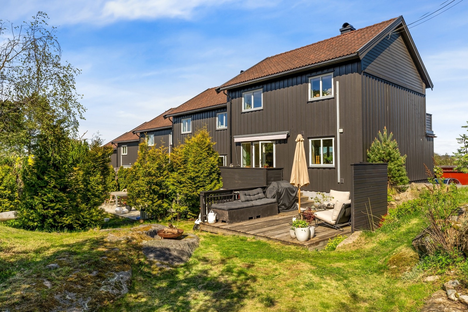 Luftig og solrik beliggenhet på enden, med fin grønn hage og lun uteplass. Galleribilde