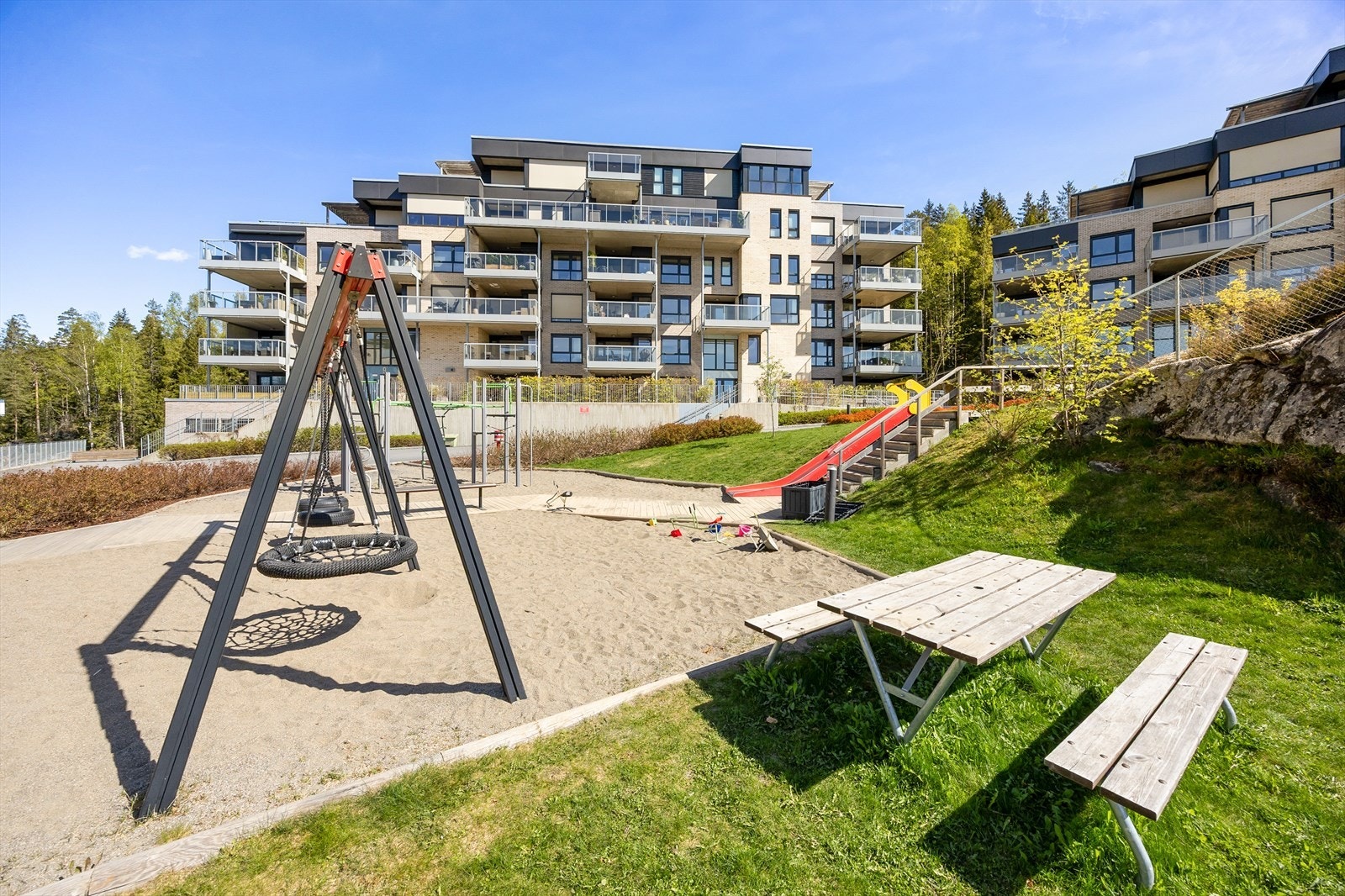 Lekeplass på fellesområdet gjør dette til et barnevennlig nabolag. Galleribilde