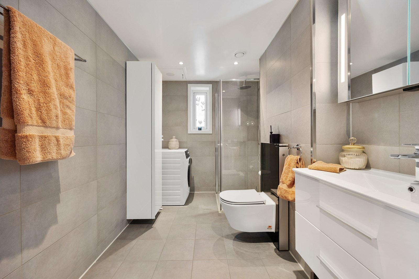 Badet er fra byggeåret 2020 og er utført som en prefabrikkert våtromskabin. Galleribilde