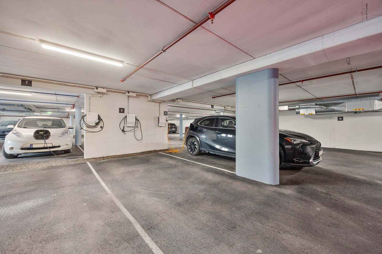 Leiligheten disponerer én parkeringsplass med elbillader i felles garasjekjeller. Galleribilde
