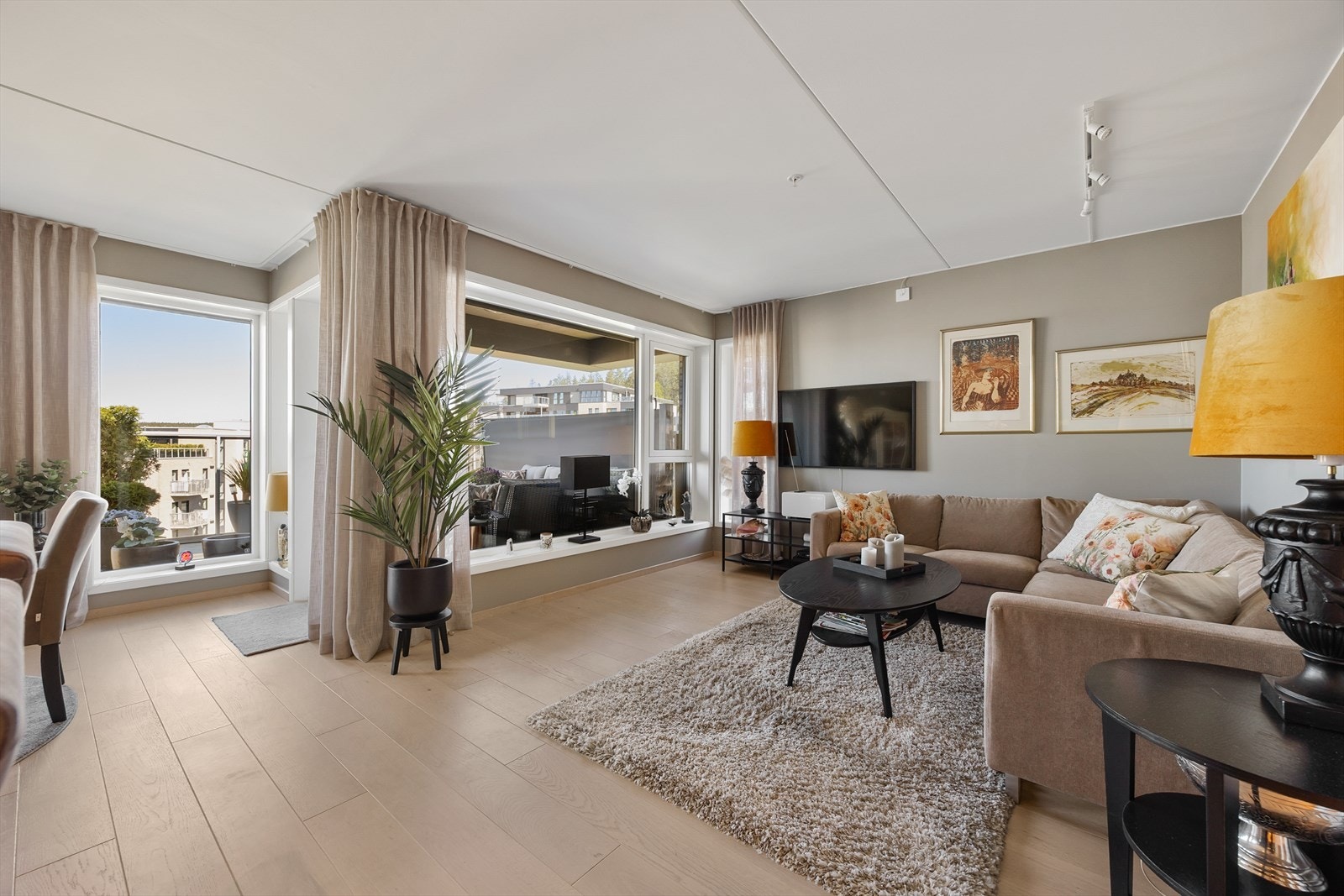 Den åpne stuen har parkett på gulv og en takhøyde på ca. 2,51 meter. Galleribilde