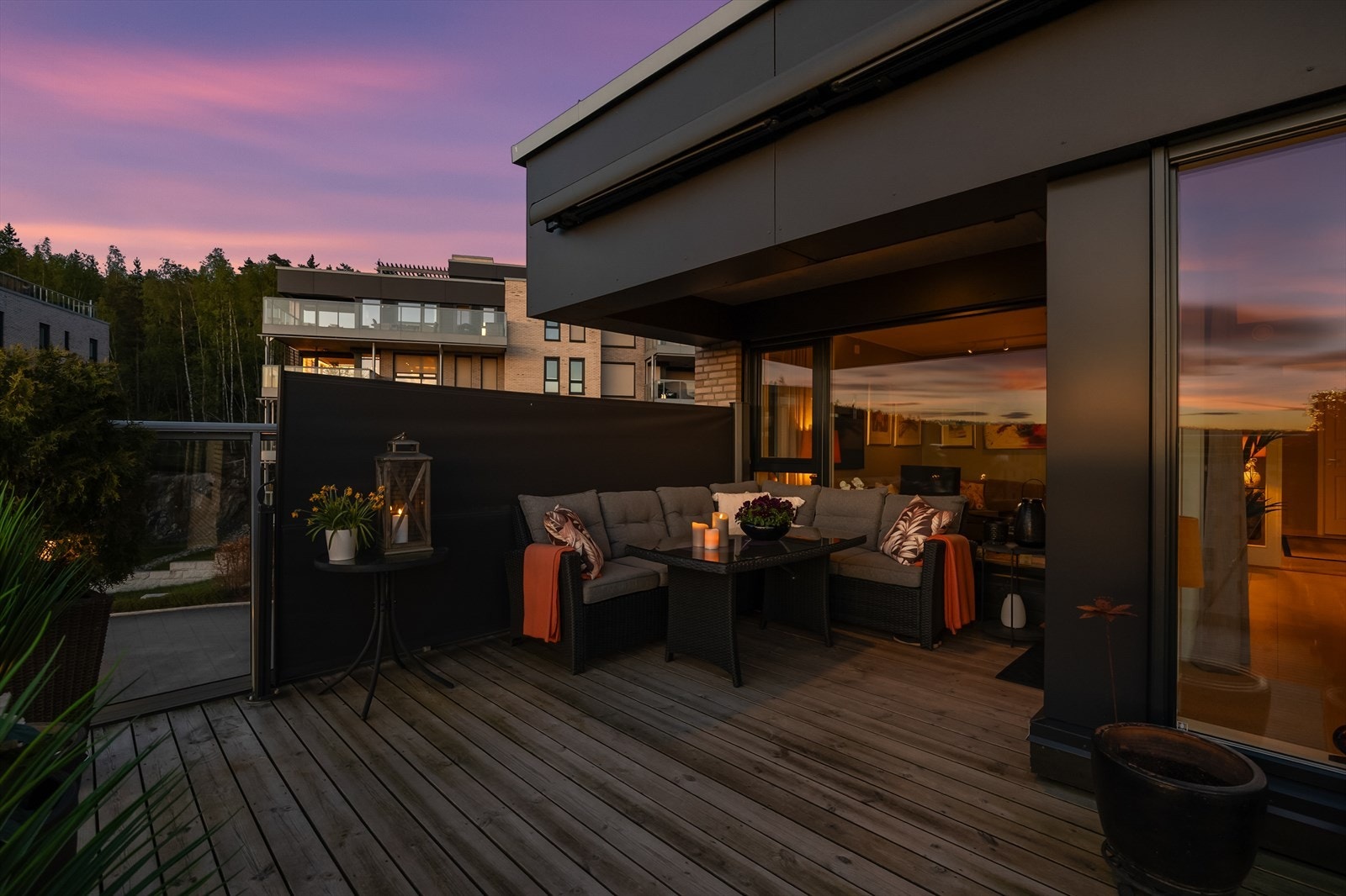 En stemningsfull uteplass også på kveldstid. Galleribilde