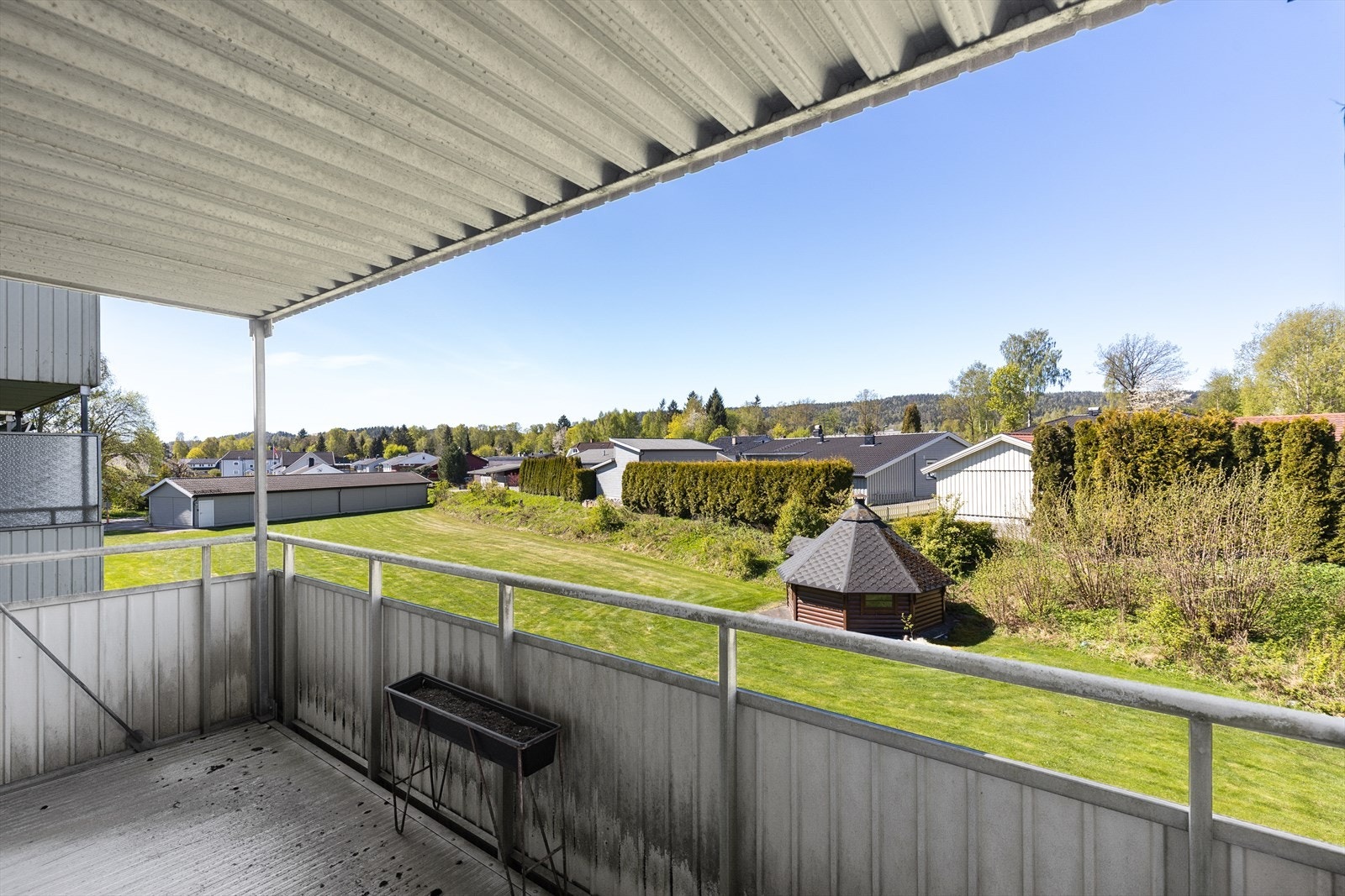 Utsikt over rolige, grønne fellesarealer. Galleribilde