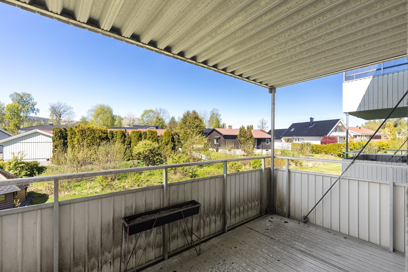 En romslig, overbygd balkong med plass til sittegruppe. Galleribilde