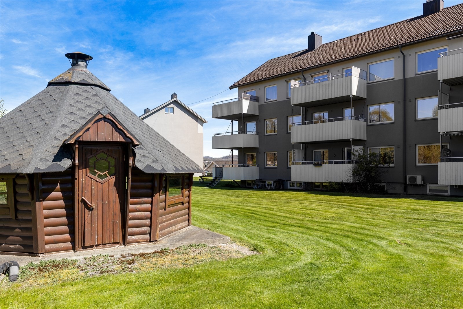 Store, opparbeidede fellesarealer med plen og beplantning. Galleribilde