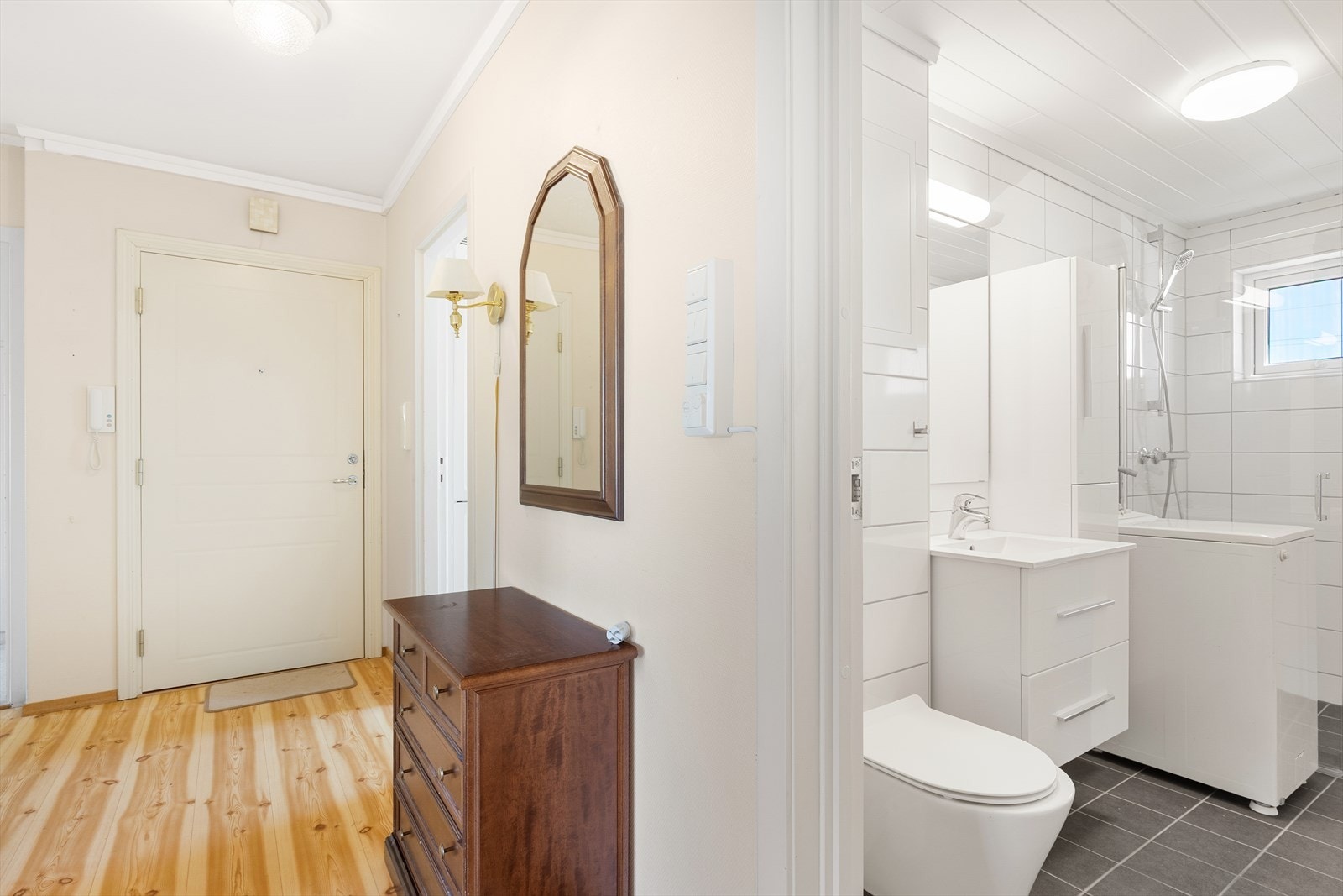 Leiligheten har en brann- og lydklassifisert entrédør. Badet ligger praktisk til rett ved inngangen. Galleribilde