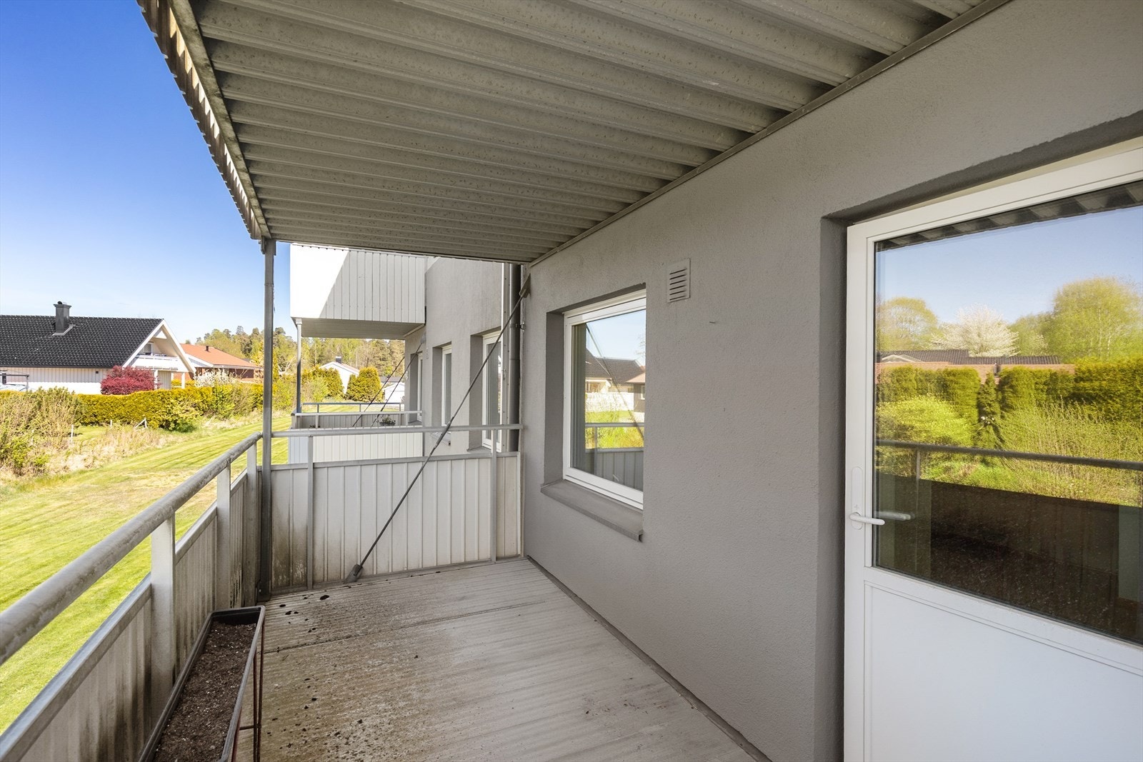 Balkongen er bygget i vedlikeholdsvennlig stål og aluminium. Galleribilde