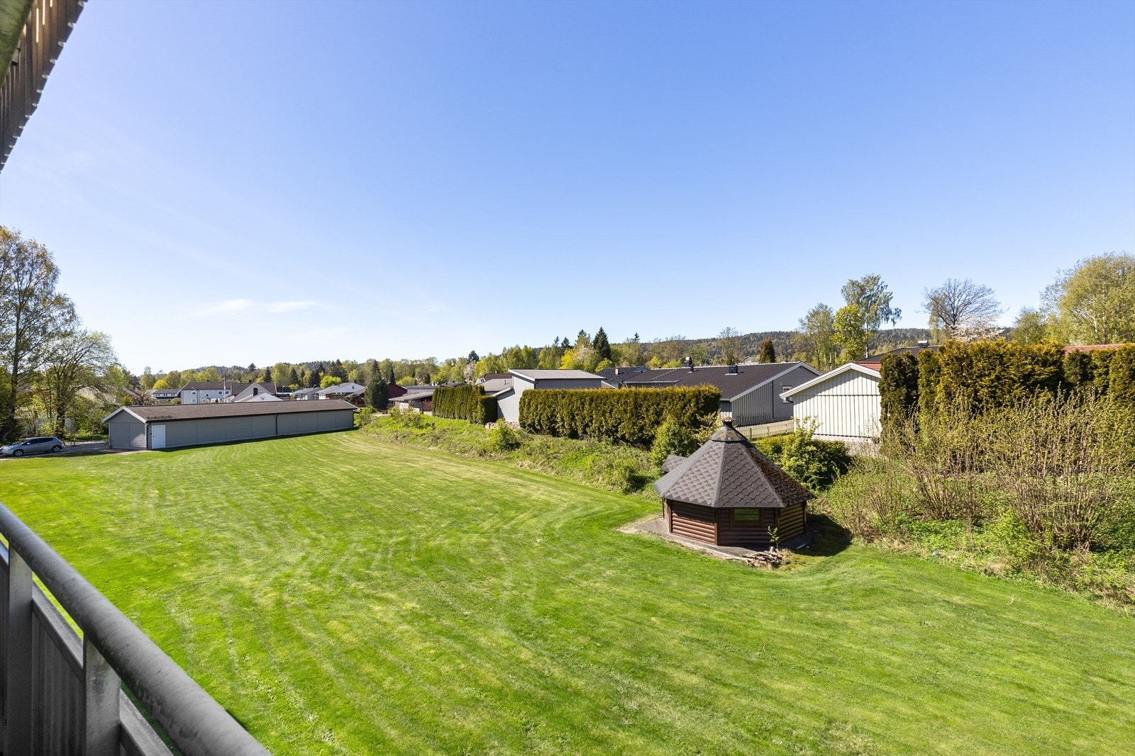 Fra balkongen har man en fin utsikt over nærområdet. Galleribilde
