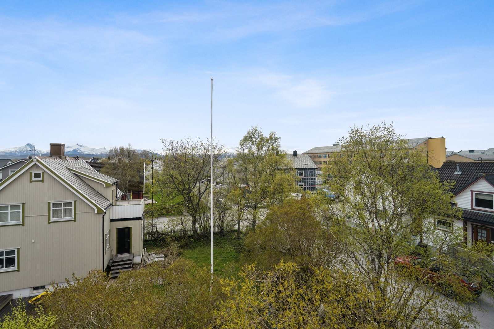Fra loftsvinduene er det åpen utsikt over nærområdet. Galleribilde
