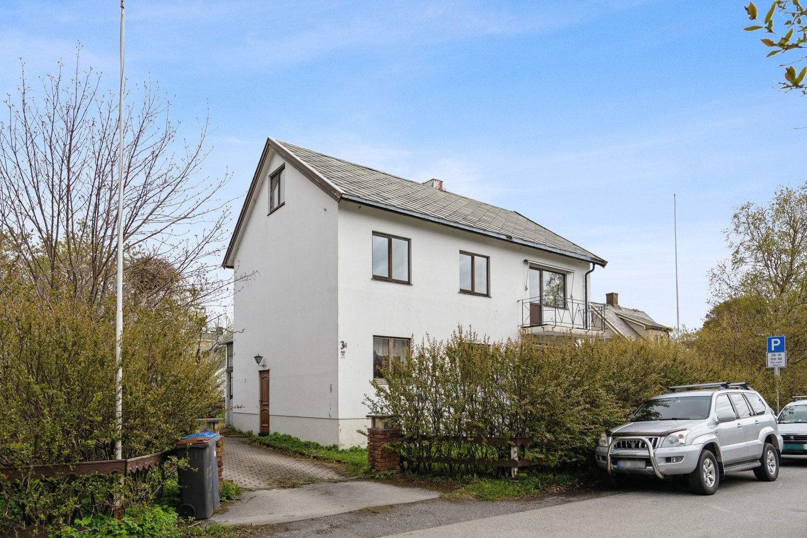 Enebolig med en sentral beliggenhet i en rolig del av byen, og med kort vei til sentrum. Galleribilde