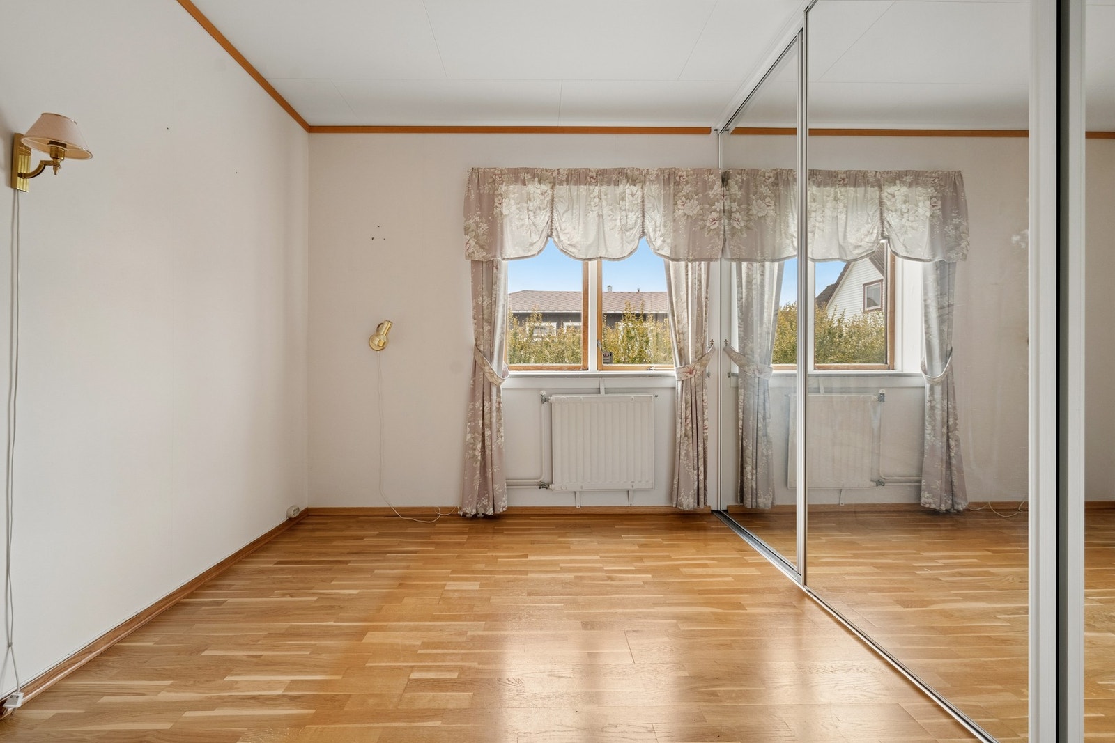 Soverommet i 1. etasje har en stor skyvedørsgarderobe med speilfronter som gir en god romfølelse. Galleribilde