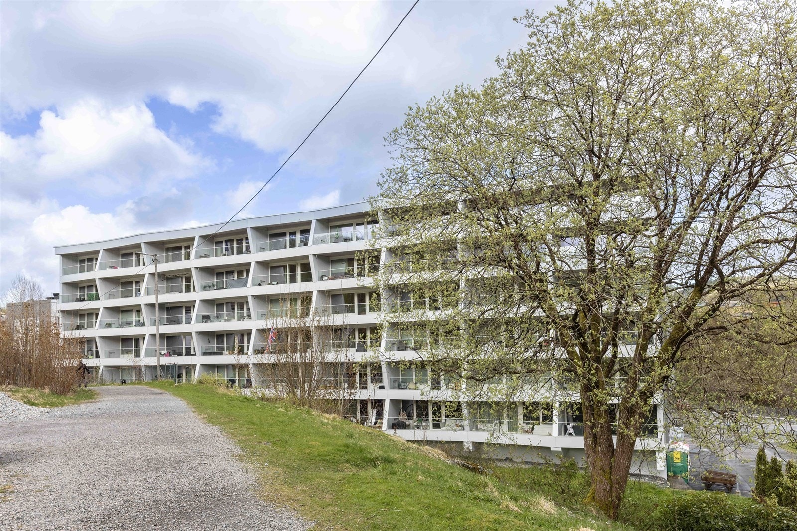 Leiligheten ligger i umiddelbar nærhet til kollektivt tilbud, Ulsmåg barneskole og Ulsmåg barnehage. Galleribilde