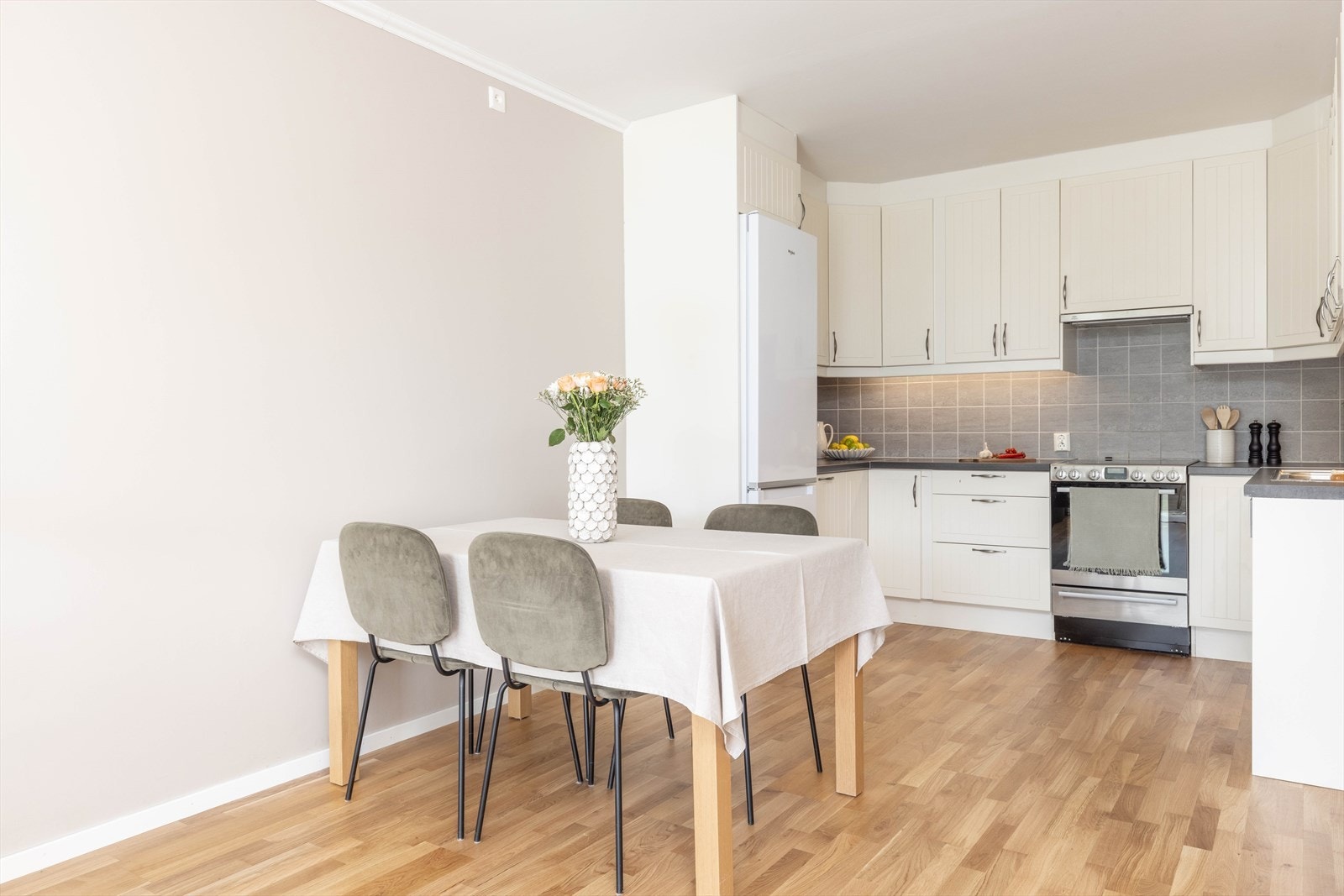 Kjøkkenet er utstyrt med stekeovn med keramisk platetopp fra Electrolux, integrert oppvaskmaskin fra Siemens, kjøleskap med frysedel fra Whirlpool og integrert ventilator fra samme leverandør. Galleribilde