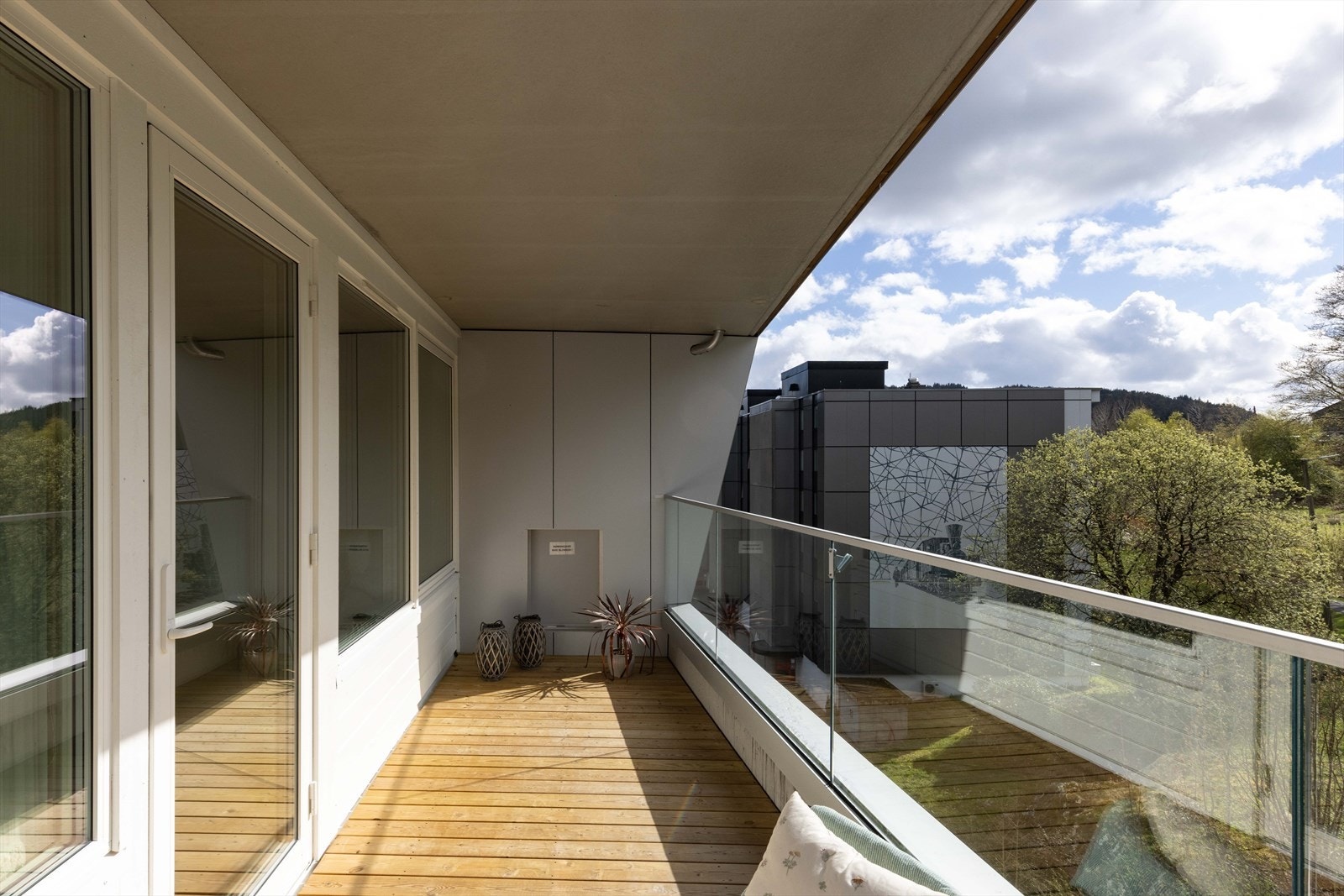 Uteplassen fremstår lun og usjenert. Galleribilde