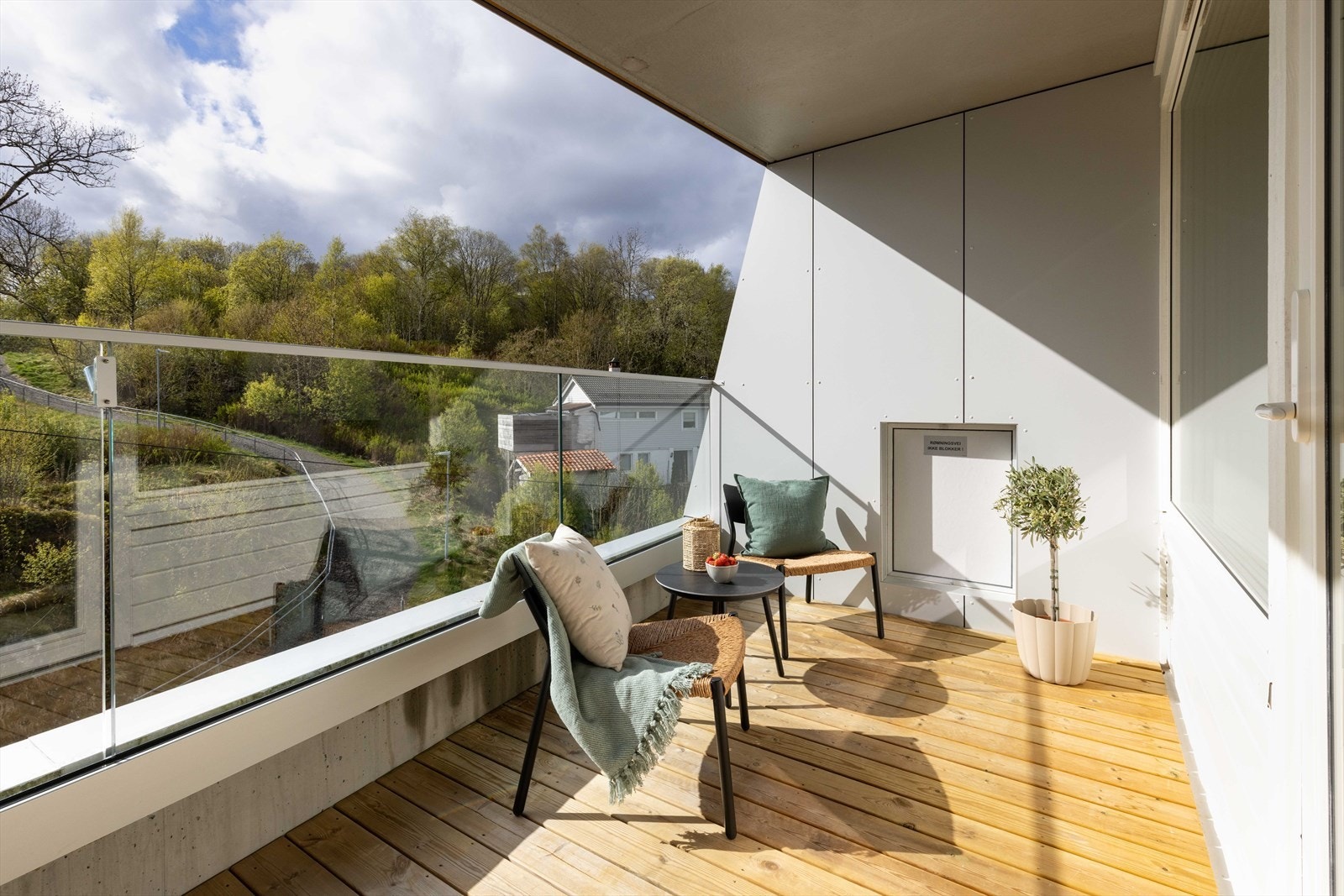 Her er det gode innredningsmuligheter for terrassegruppe, beplantning og annet terrassemøblement. Galleribilde
