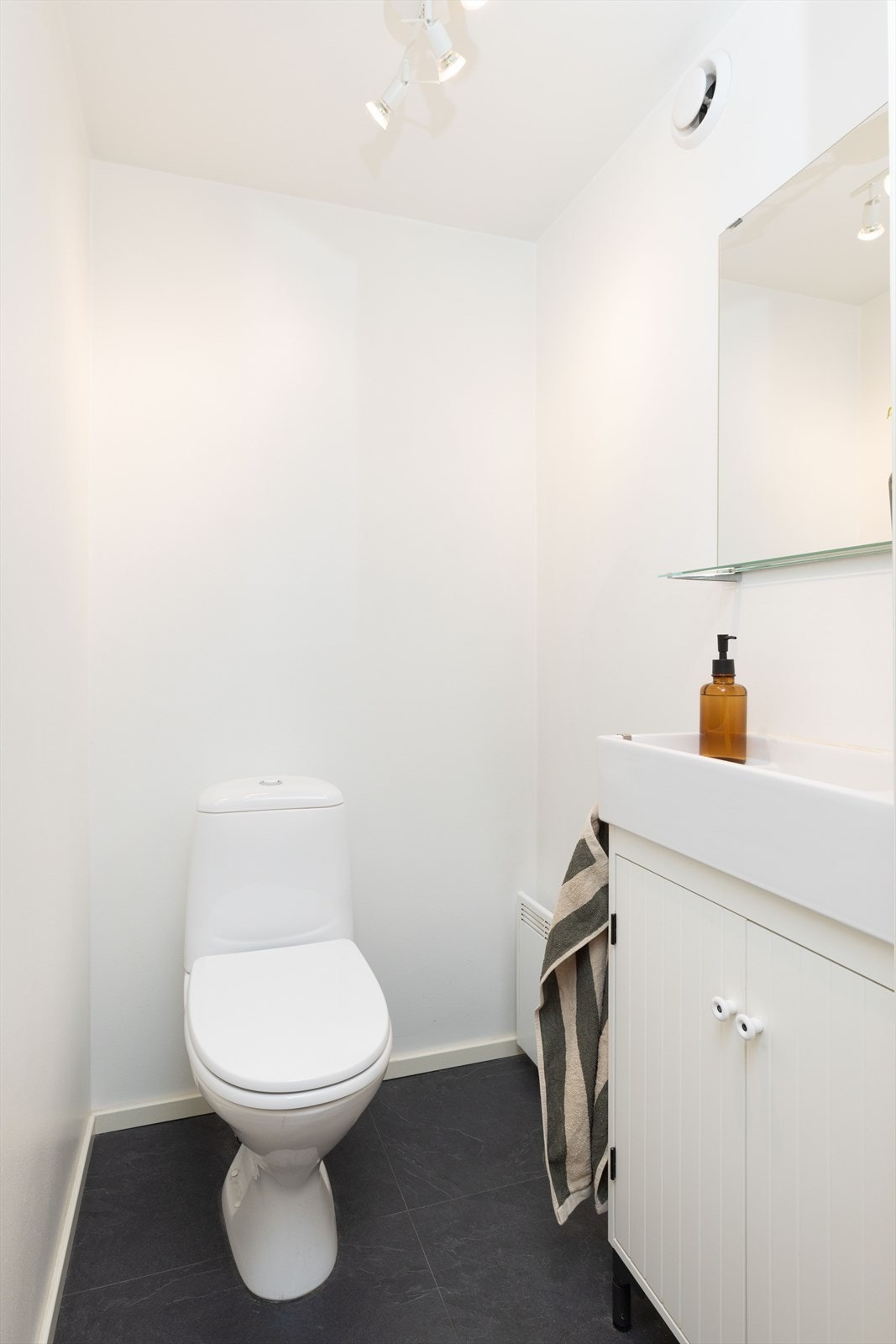 Videre finnes et separat WC på ca. 1,2 m², praktisk plassert for daglig bruk. Galleribilde