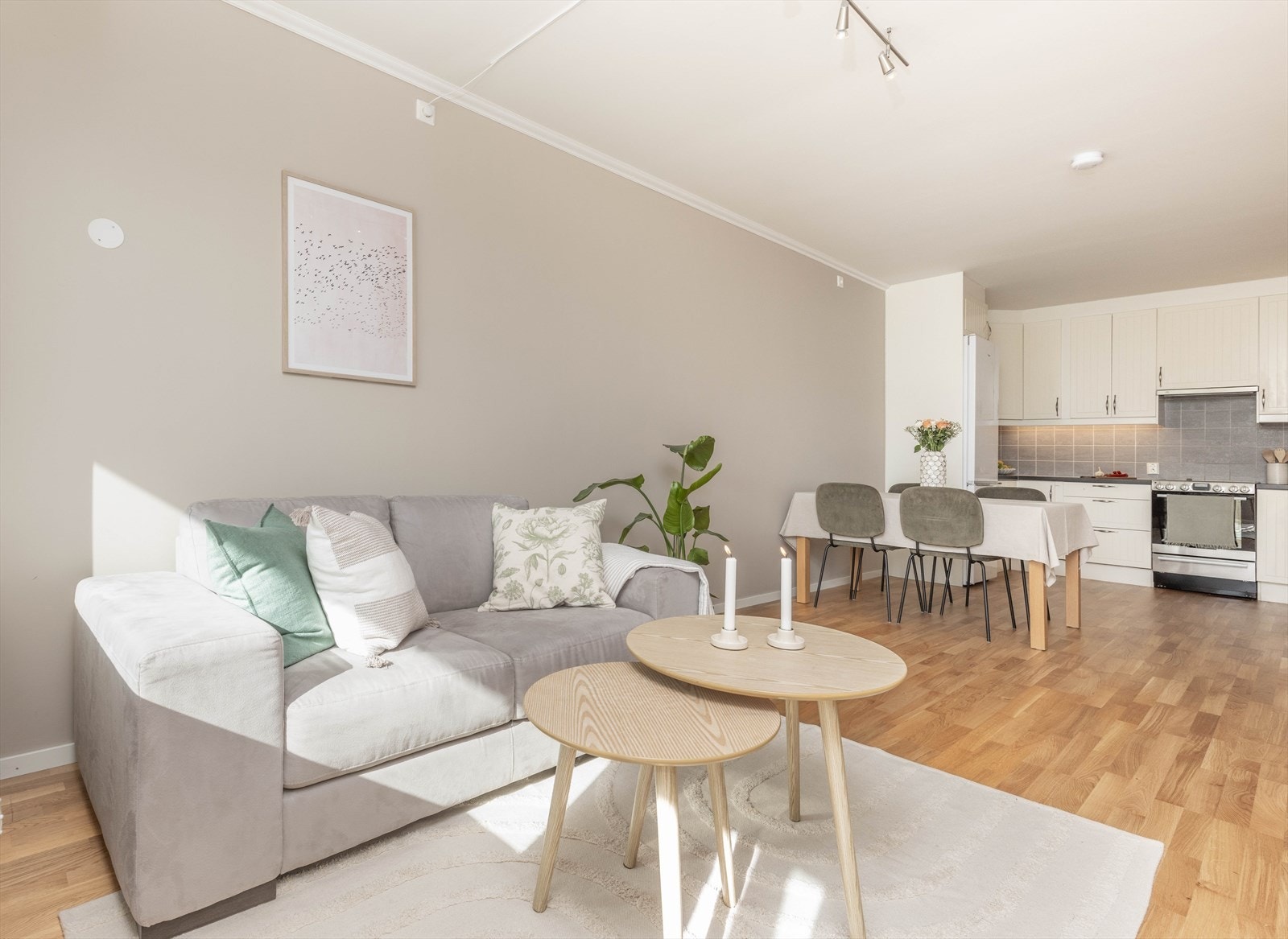 Stue og kjøkken er samlet i en åpen og innbydende løsning på 24,4 m² og utgjør leilighetens naturlige samlingspunkt. Galleribilde