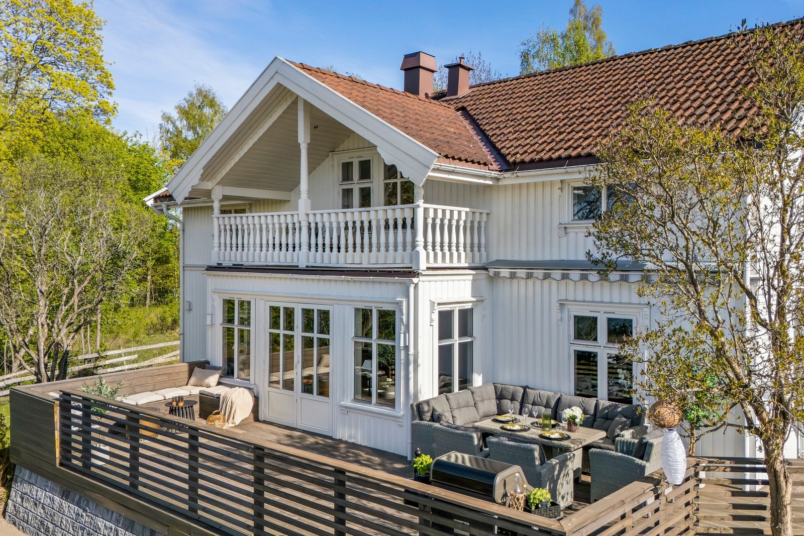 Eiendommen er pent opparbeidet med plen og diverse beplantning. Galleribilde