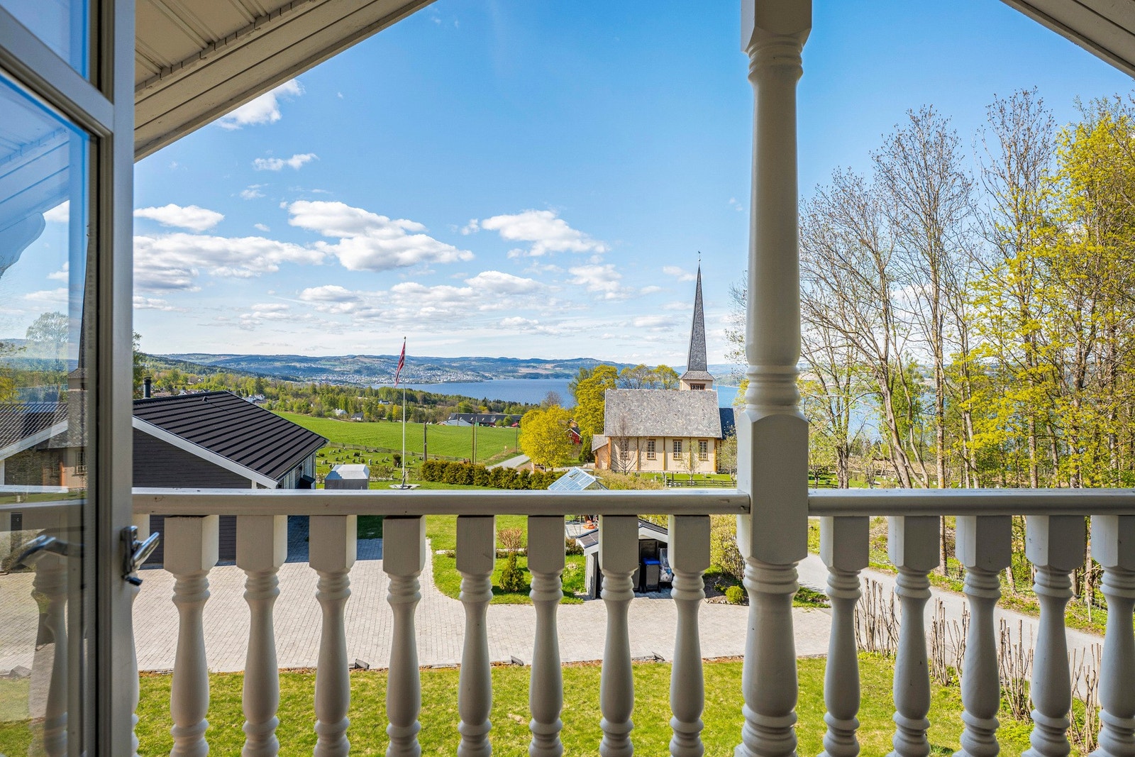 Verandaen har lite innsyn og byr på flott utsyn, noe som skaper en privat og fredelig uteplass hvor du kan nyte morgenkaffen eller rolige kvelder i gode omgivelser. Galleribilde