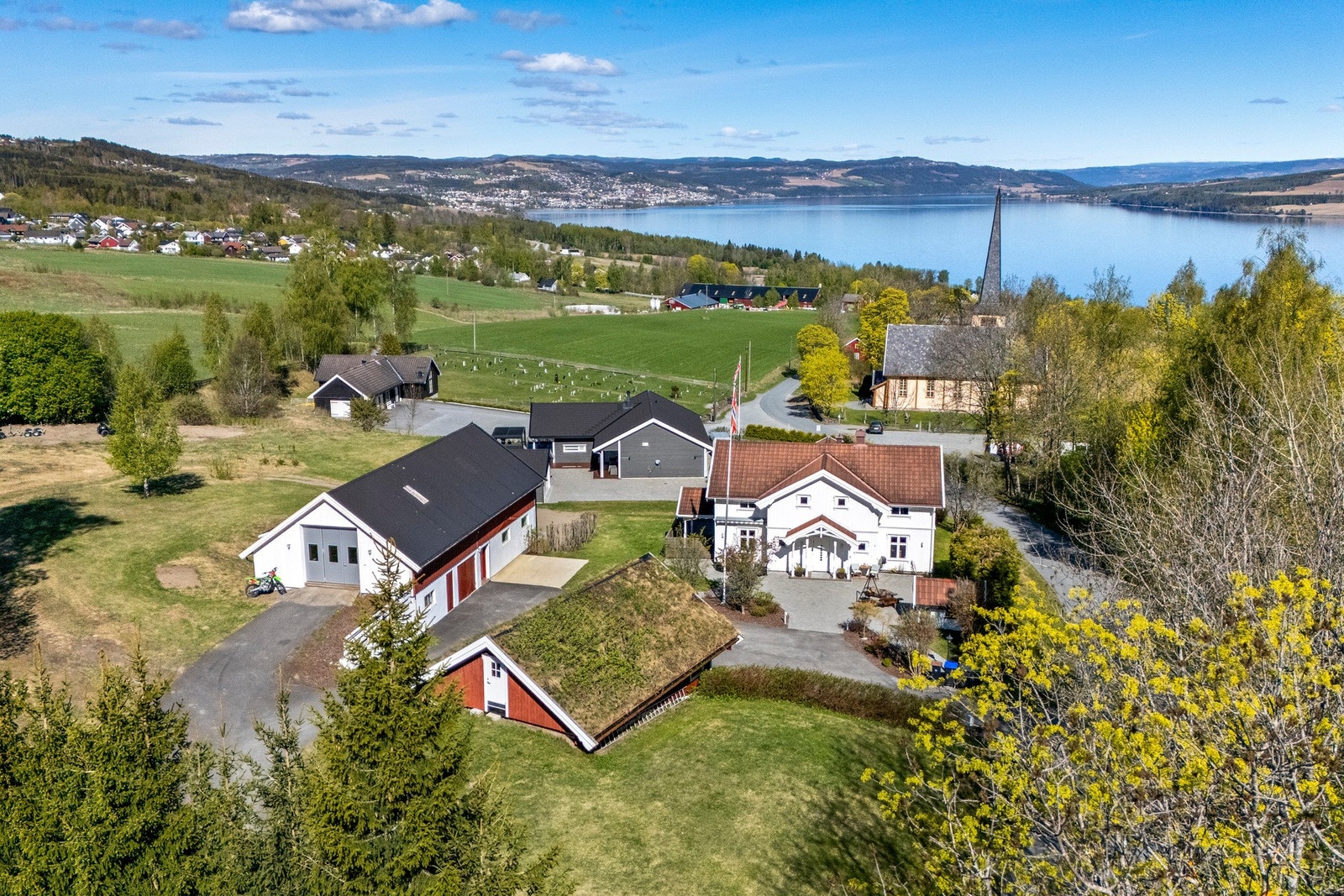 Drømmeplass! Her får du et morderne småbruk med god plass i naturskjønne omgivelser. Galleribilde
