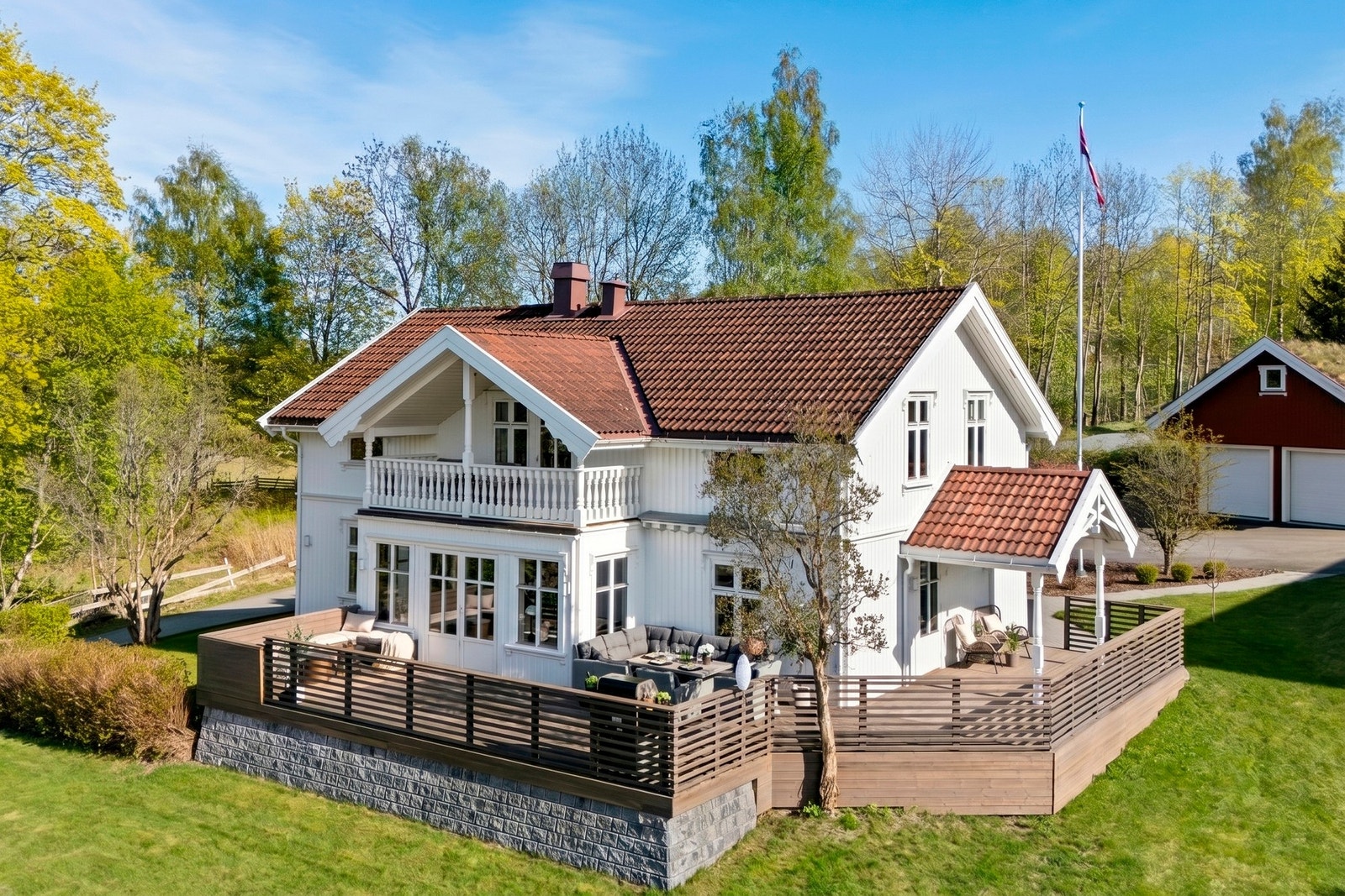 Eiendommen ligger i landlig og hyggelige omgivelser ved Nordlia kirke. Galleribilde