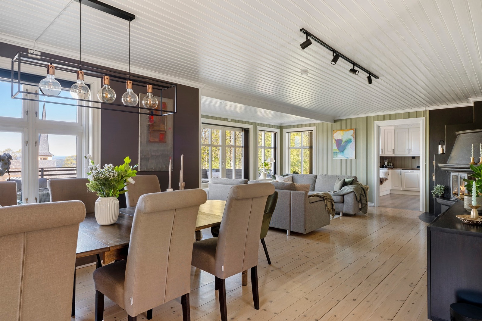 Spisestuen har god plass til et stort spisebord og legger til rette for hyggelige middager med familie og venner. Galleribilde
