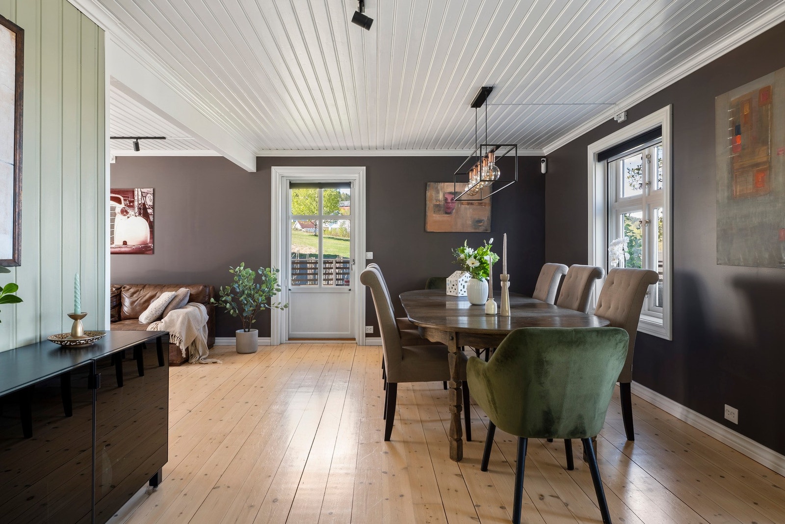 Her får du en lun og innbydende atmosfære med naturlige soner for både sofakrok, tv-hjørne og sosialt samvær. Galleribilde