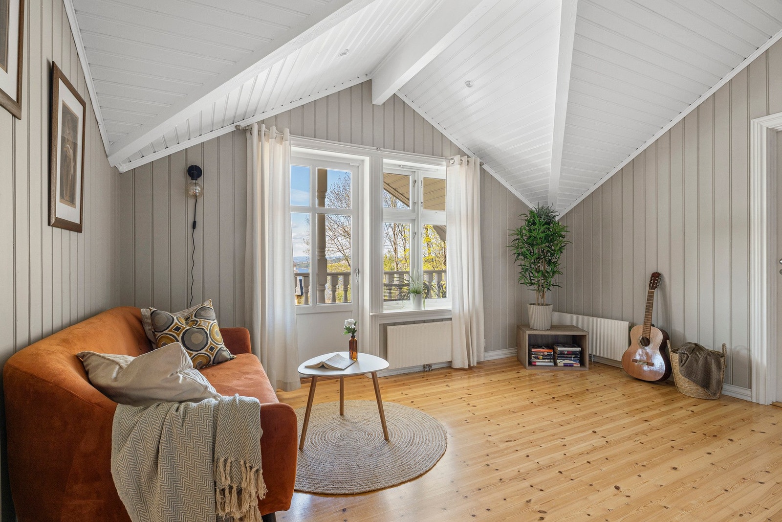 Loftstuen gir en ekstra, skjermet oppholdsplass i boligen - perfekt som TV-stue, lekerom eller rolig sone for avslapning, lek eller hjemmekontor. Galleribilde