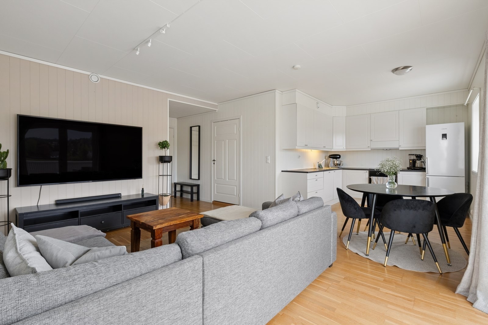 Stue med god plass til både sofa og spisebord. Galleribilde