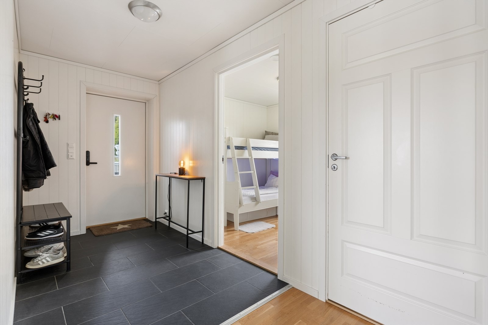 I entréen er det god plass til garderobeskap. Galleribilde