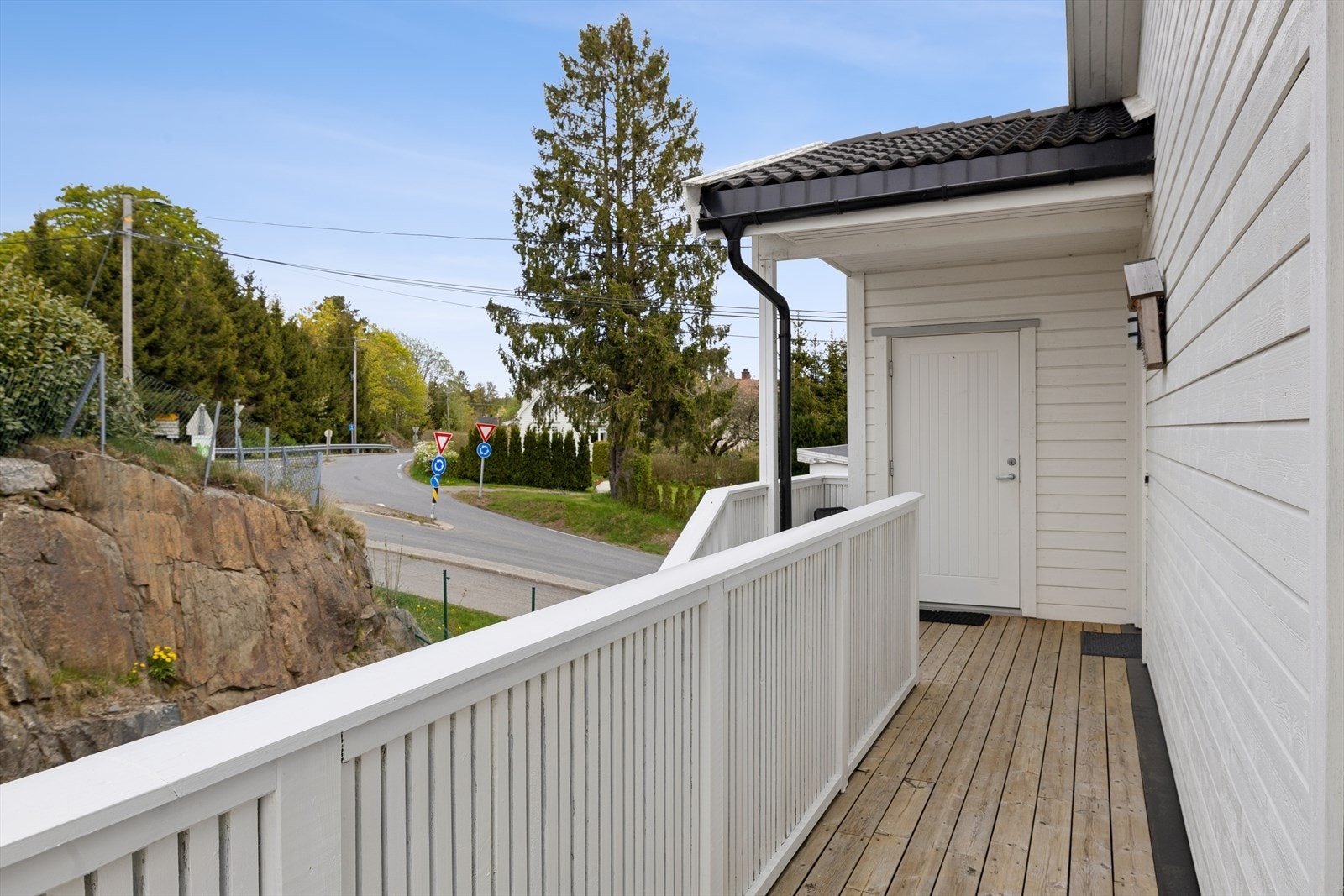 Eget overbygget inngangsparti med bod. Galleribilde