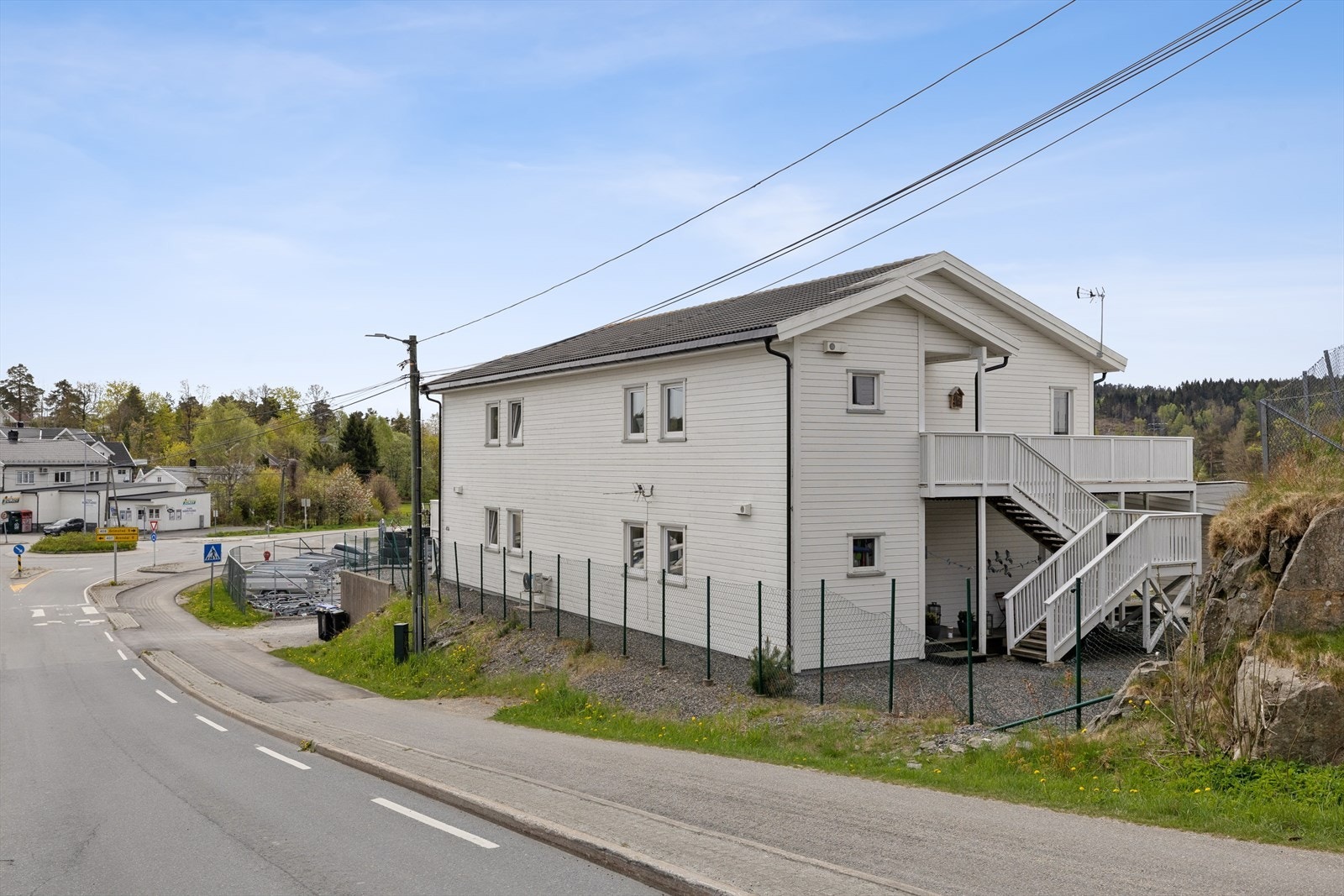 Presteveien 43B. Jokeren ligger til venstre i bildet. Galleribilde