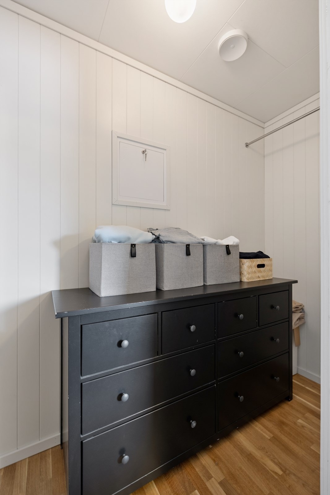 I garderoben er det oppheng og god plass til oppbevaring. Galleribilde