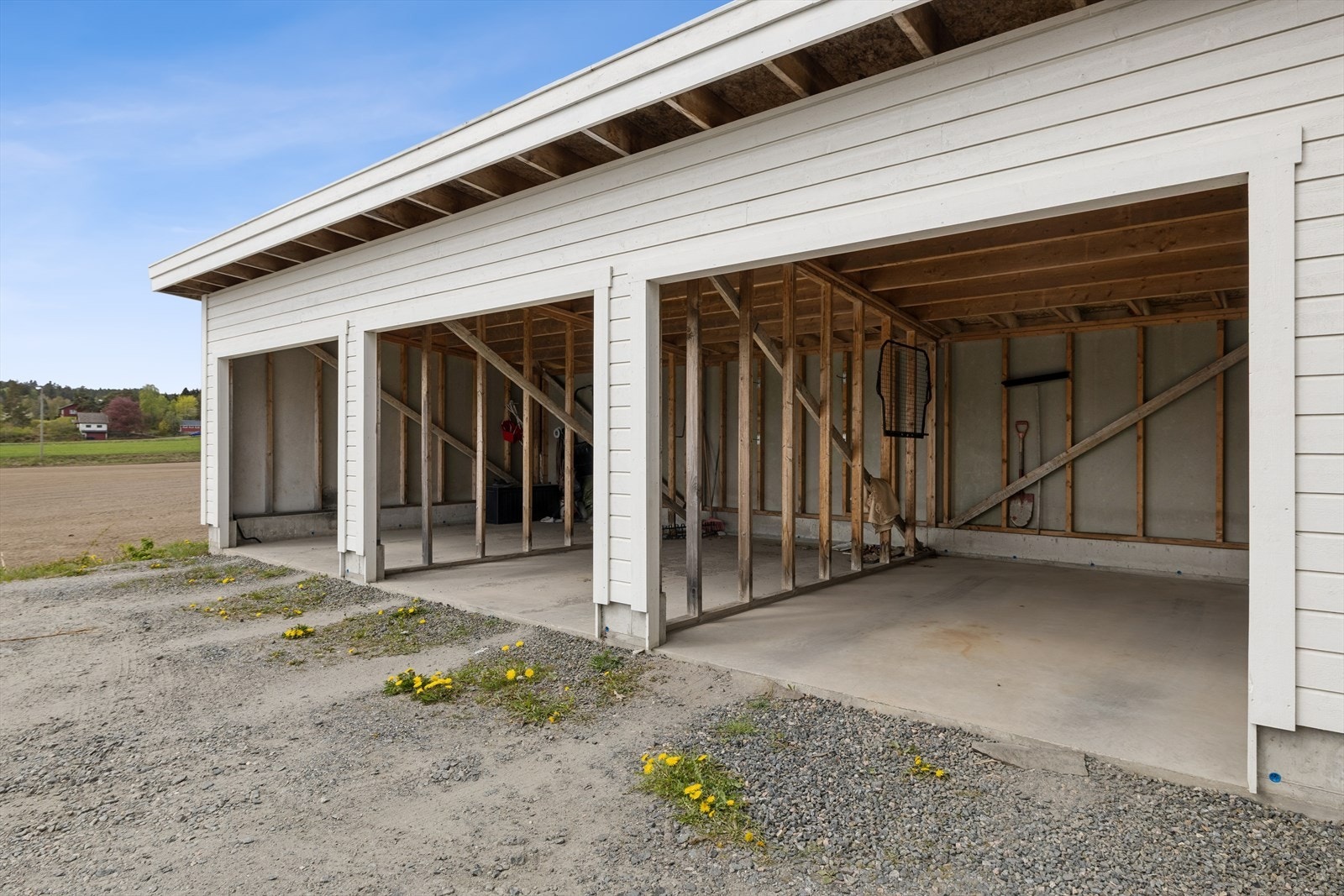 Carport/garasje uten port. Galleribilde