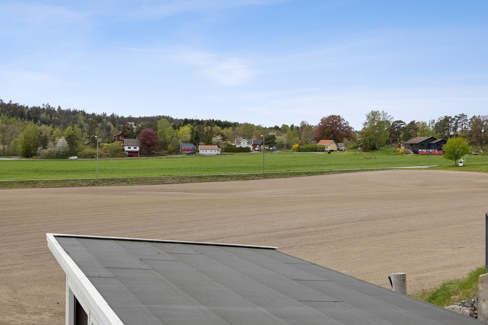 Hyggelig utsikt. Under ser du taket på carportene. Galleribilde