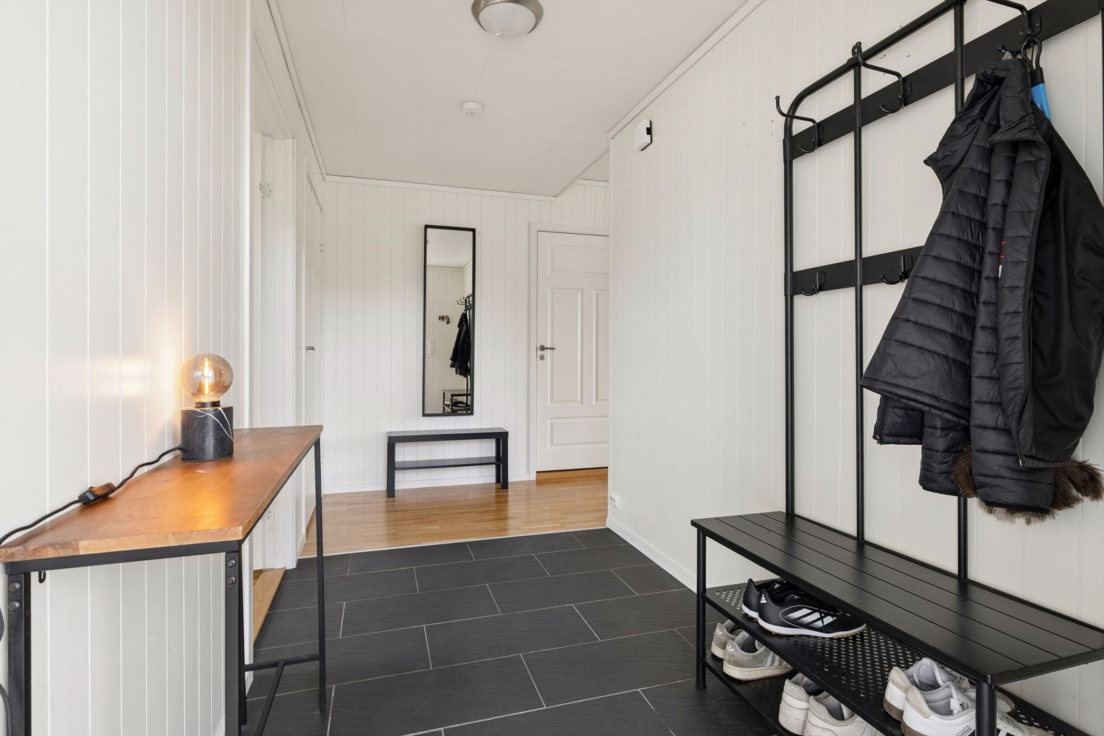 Romslig entré med flislagt gulv. Det er varmekabler i gulvet. Galleribilde