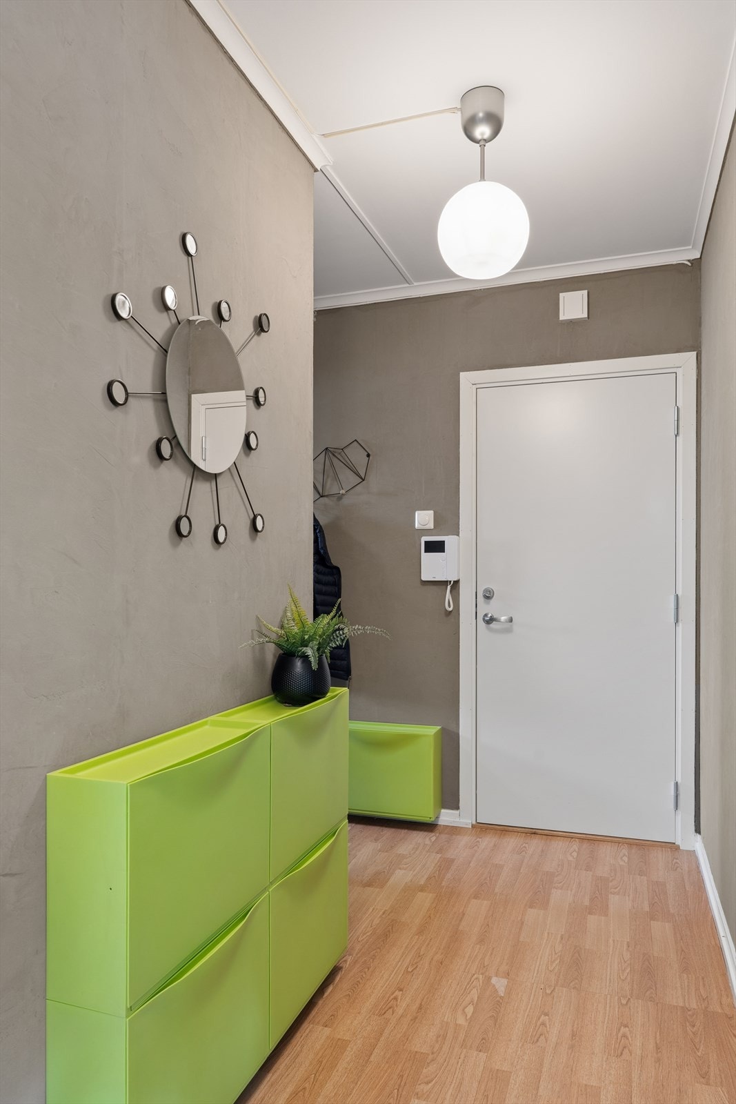 Velkommen hjem til en lekker leilighet - Et overbygget inngangsparti sørger for god komfort når du kommer hjem! Galleribilde