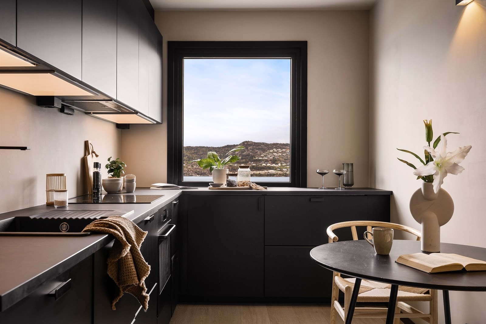 Integrerte hvitevarer skaper en stilren finish. Galleribilde