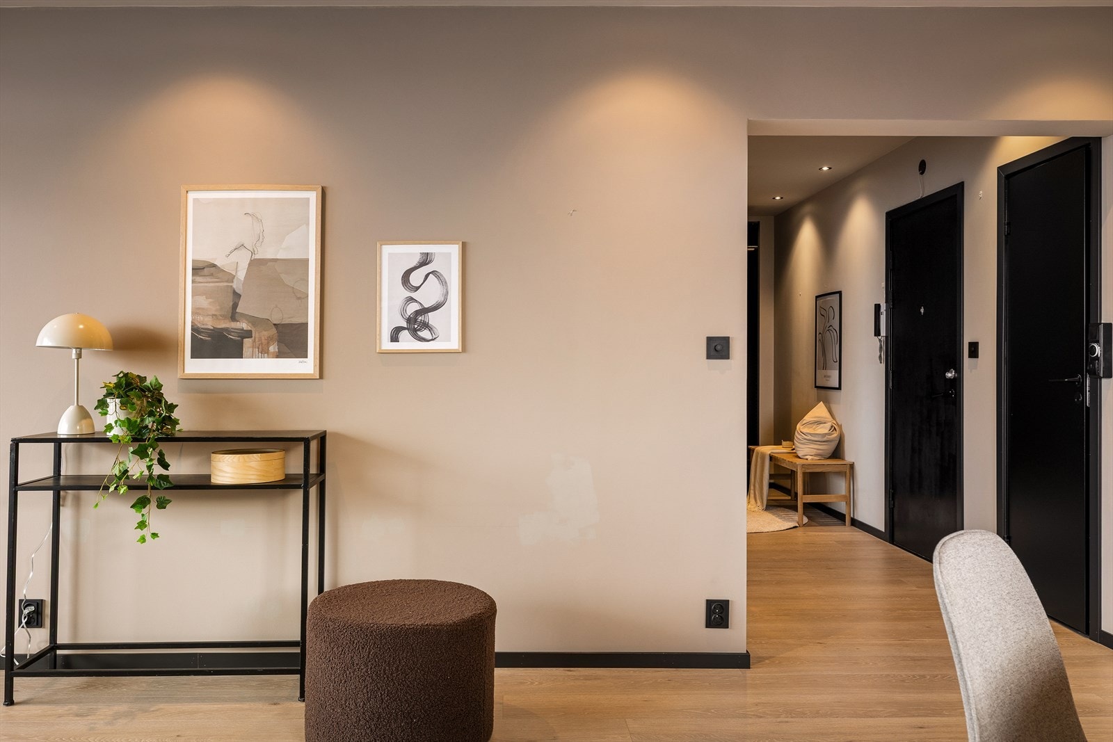 Velkommen inn! Boligen har tilkomst via felles trappeoppgang og heis. Galleribilde