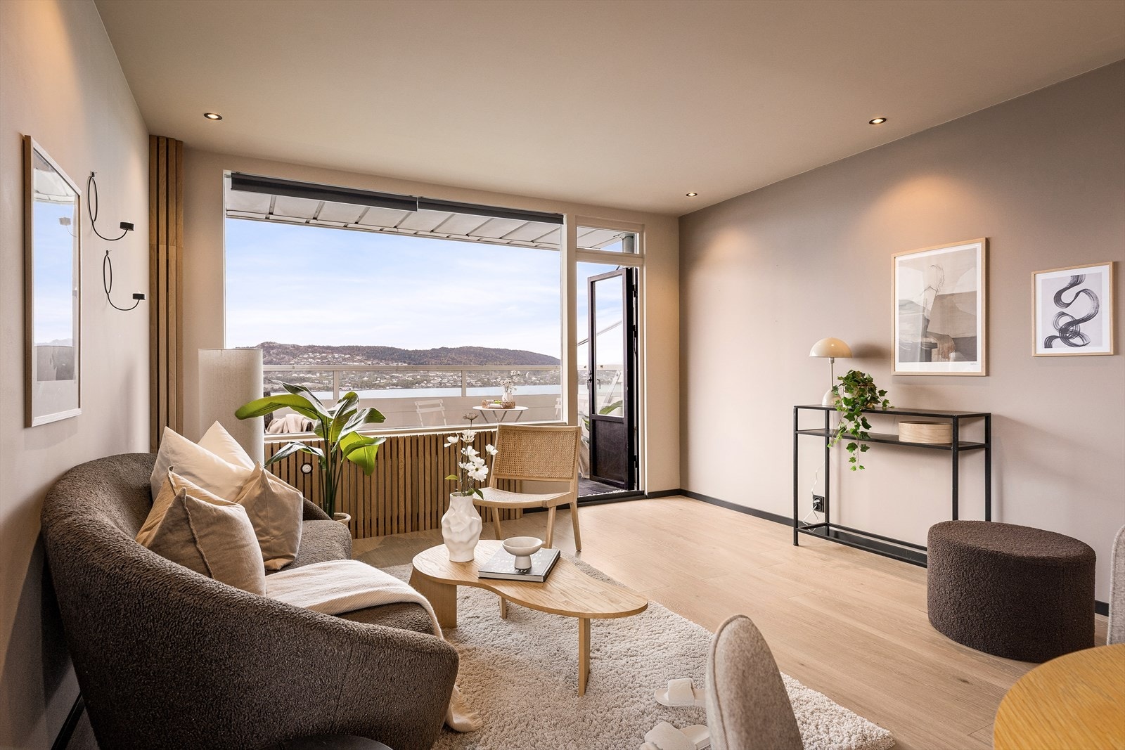 Leiligheten holder en gjennomgående god standard med moderne kvaliteter. Overflater i leiligheten ble pusset opp i 2021. Galleribilde