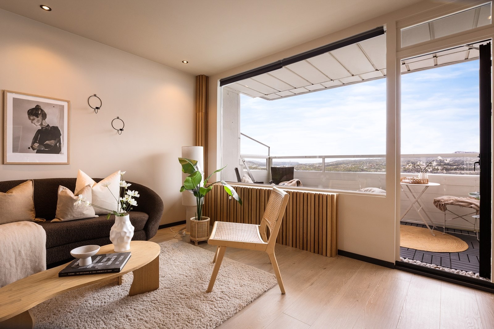 Stuen/kjøkken og entré er på ca. 40,4 kvm og kan innredes med både spisebord og sofagruppe. Sentralvarme er inkl. i felleskostnadene. Galleribilde