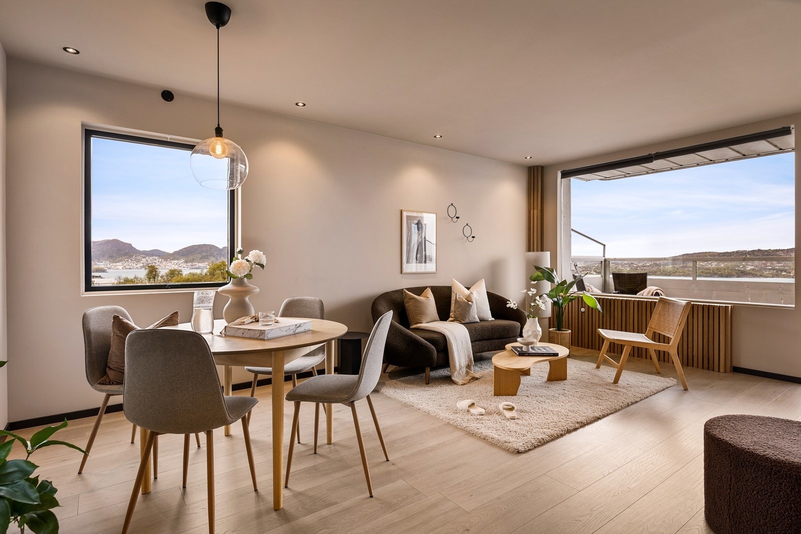Stuens utforming og størrelse er perfekt for en bolig som dette. Galleribilde